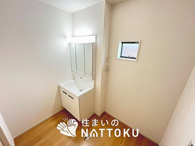 【洗面台・洗面所】鏡の両サイドは、必要なものを取出しやすく、大きな鏡面で朝の準備も快適。
使いやすいリフトアップ機能付きのシングルレバーシャワー水栓付です。
