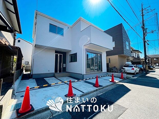 【現地写真（前道含む外観）】お引渡し後も無償の定期点検を行っており、暮らしの安心をお届けしています。