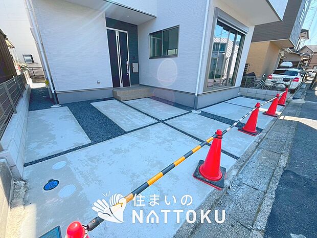 【現地写真（駐車場）】駐車スペースが広く、運転が苦手な方も安心です。