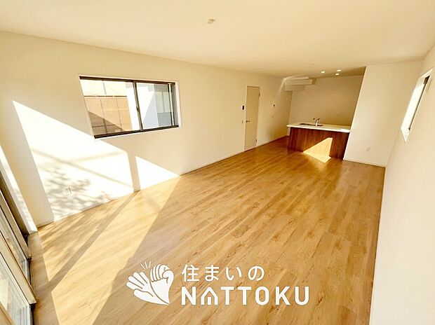 【現地写真（リビング）】フローリング材には、木目、色調など木材特有の風合いがあり、ナチュラルな美しさになっています。