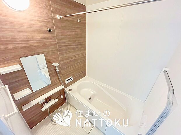 【現地写真（浴室）】浴室暖房乾燥機付き。１坪タイプで広々です。