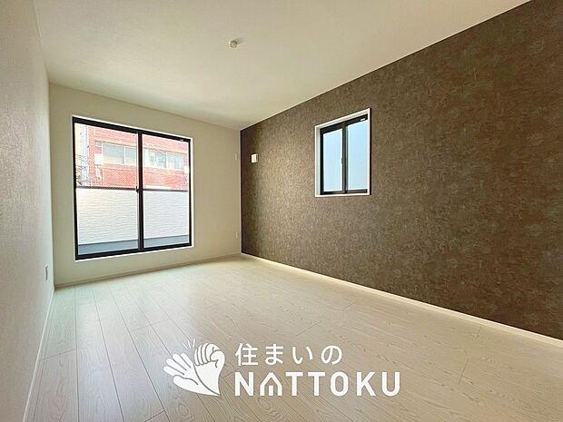 【現地写真(寝室)】木目の美しさを際立たせるシンプルデザインの建具を使用しています。