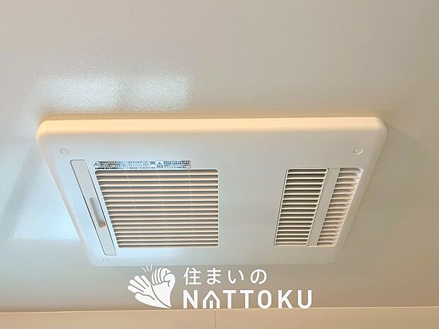 【浴室暖房換気乾燥機】入浴後の水滴や湿気を排出し、カビの発生や臭いを抑制します。
雨の日の洗濯物にも効果的です。