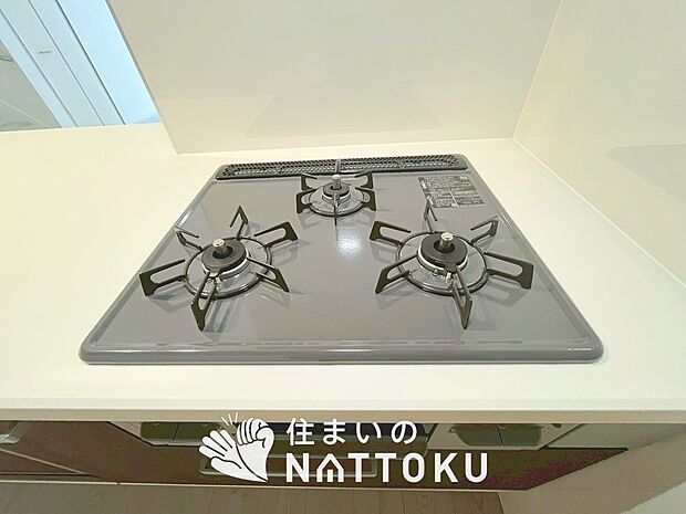 【ビルトインコンロ】フラットな構造で清掃性が高く、過熱防止センサー付3口タイプで日頃の家事も快適です。