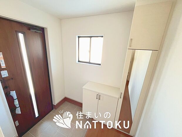 【現地写真（玄関）】玄関には、大型のシューズ収納を設置しています。