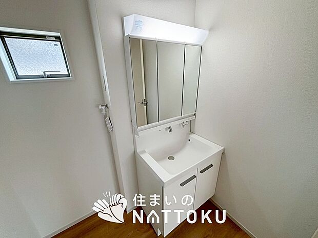 【洗面台・洗面所】鏡の両サイドは、必要なものを取出しやすく、大きな鏡面で朝の準備も快適。
使いやすいリフトアップ機能付きのシングルレバーシャワー水栓付です。
