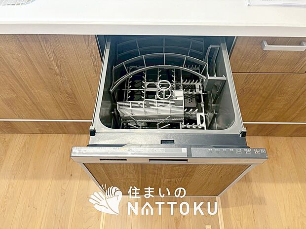 【食器洗い乾燥機】食後の時間にゆとりを与えてくれる食器洗い乾燥機。
操作ボタンも上面にあるので、腰をかがめずに操作ができラクラクです。
