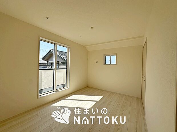 【現地写真(洋室)】木目の美しさを際立たせるシンプルデザインの建具を使用しています。