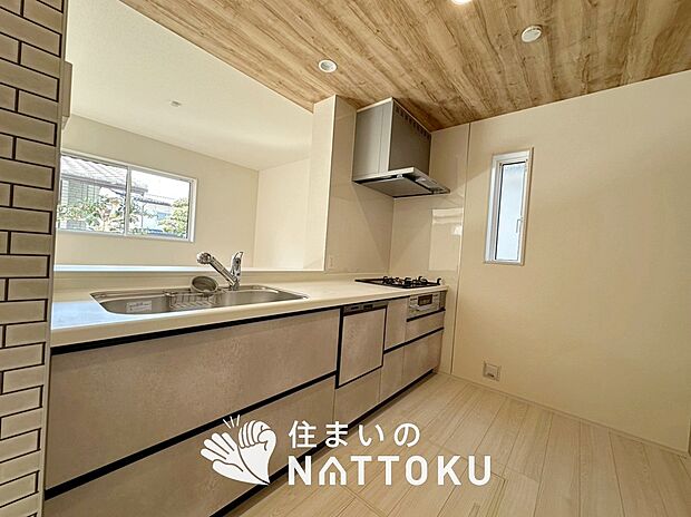 【現地写真(キッチン)】収納たっぷりのシステムキッチン、浄水器付水栓を標準装備しています。