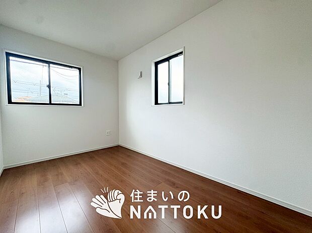 【現地写真（洋室）】木目の美しさを際立たせるシンプルデザインの建具を使用しています。