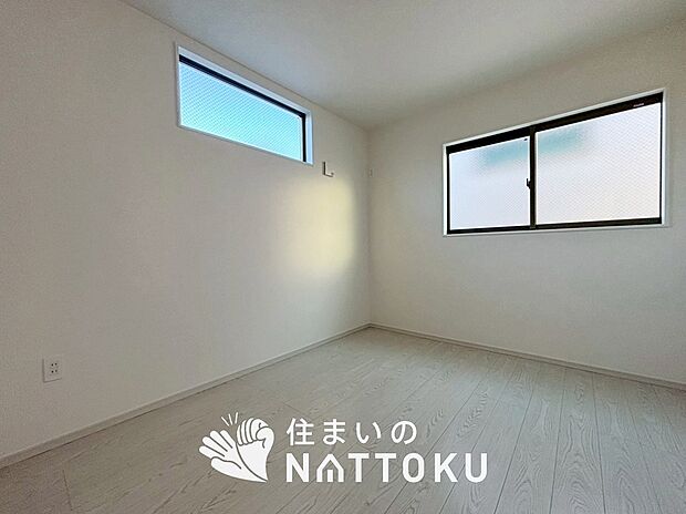 【現地写真（洋室）】木目の美しさを際立たせるシンプルデザインの建具を使用しています。