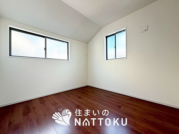 【現地写真（洋室）】木目の美しさを際立たせるシンプルデザインの建具を使用しています。