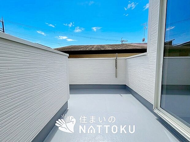 【バルコニー】奥行きが広く、洗濯物をゆったりと干せる十分な広さで、家族の洗濯も捗ります。