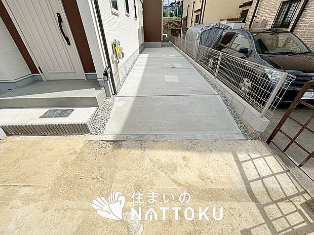 【現地写真（駐車場）】駐車スペースが広く、運転が苦手な方も安心です。