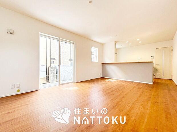 【現地写真（リビング）】フローリング材には、木目、色調など木材特有の風合いがあり、ナチュラルな美しさになっています。