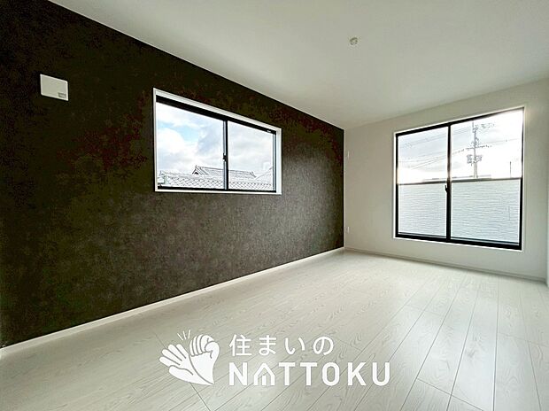 【現地写真（寝室）】木目の美しさを際立たせるシンプルデザインの建具を使用しています。