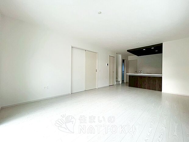 【現地写真（リビング）】フローリング材には、木目、色調など木材特有の風合いがあり、ナチュラルな美しさになっています。