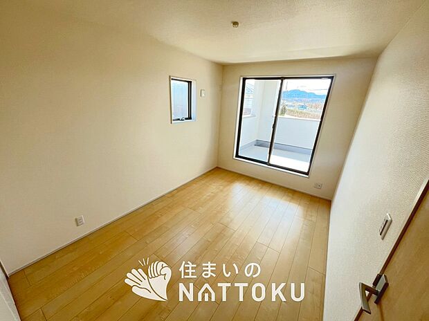 【現地写真(洋室)】木目の美しさを際立たせるシンプルデザインの建具を使用しています。