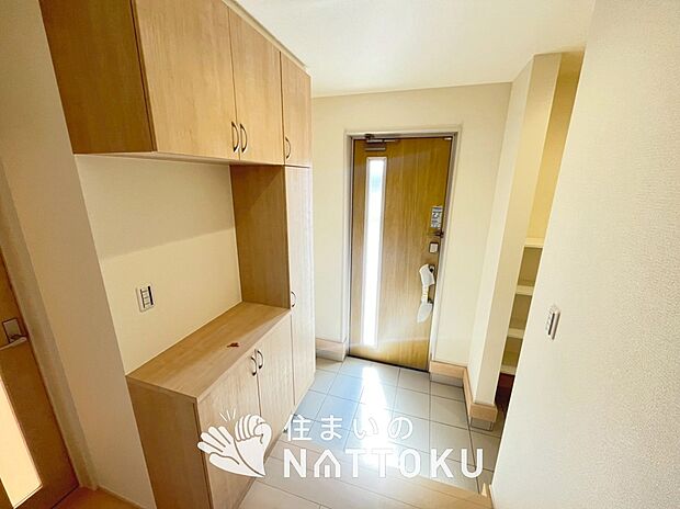 【現地写真(玄関)】玄関には、大型のシューズ収納を設置しています。
