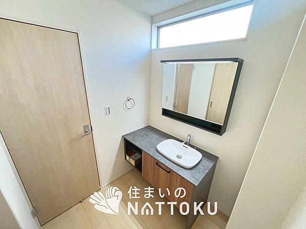 【洗面台・洗面所】鏡の両サイドは、必要なものを取出しやすく、大きな鏡面で朝の準備も快適。
使いやすいリフトアップ機能付きのシングルレバーシャワー水栓付です。