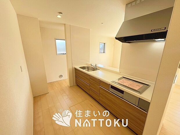 【現地写真(キッチン)】収納たっぷりのシステムキッチン、浄水器付水栓を標準装備しています。