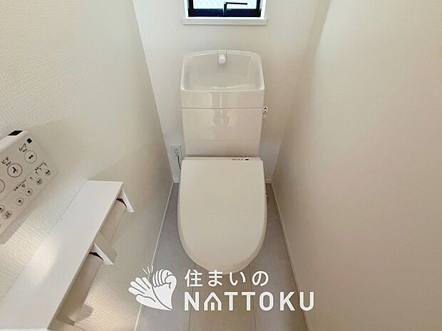 【トイレ】汚れてもサッとひと拭きでお手入れ簡単、エコ仕様の温水洗浄便座付きのトイレです。
バリアフリーにも配慮しています。