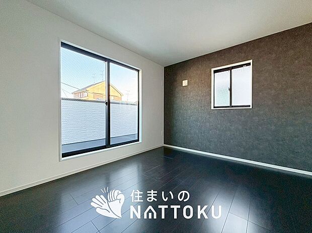 【現地写真（寝室）】木目の美しさを際立たせるシンプルデザインの建具を使用しています。