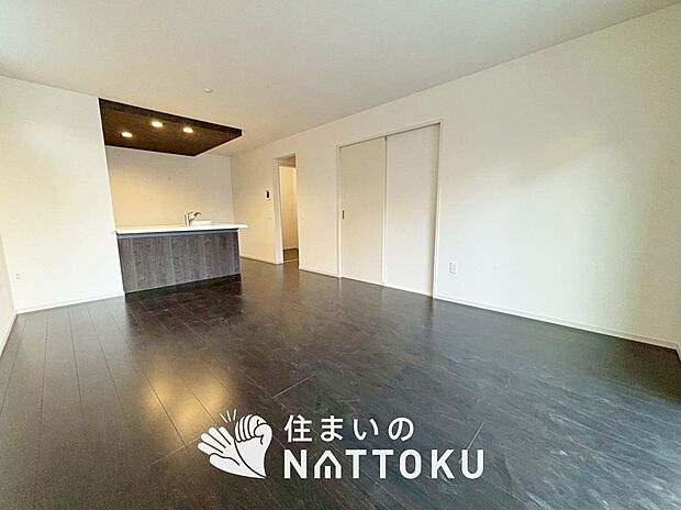 【現地写真（リビング）】フローリング材には、木目、色調など木材特有の風合いがあり、ナチュラルな美しさになっています。