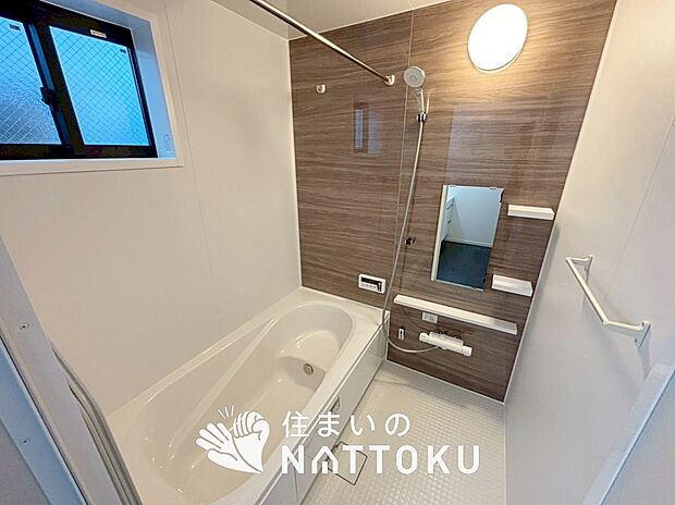 【現地写真（浴室）】浴室暖房乾燥機付き。１坪タイプで広々です。