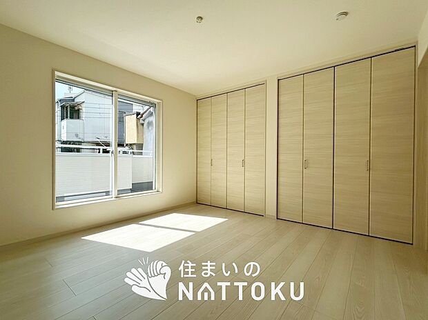 【現地写真(寝室)】木目の美しさを際立たせるシンプルデザインの建具を使用しています。