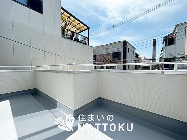 【バルコニー】奥行きが広く、洗濯物をゆったりと干せる十分な広さで、家族の洗濯も捗ります。