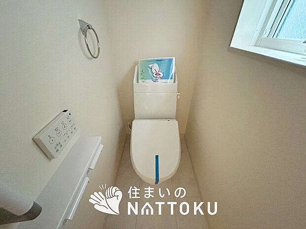 【トイレ】汚れてもサッとひと拭きでお手入れ簡単、エコ仕様の温水洗浄便座付きのトイレです。
バリアフリーにも配慮しています。