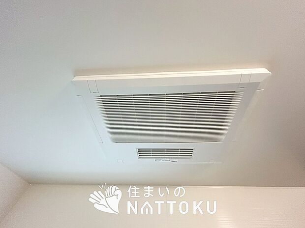 【電気式浴室暖房換気乾燥機】寒い冬場はあたたかく、暑い夏場は扇風機のような心地よさです。
雨の日は、浴室が衣類乾燥スペースになります。