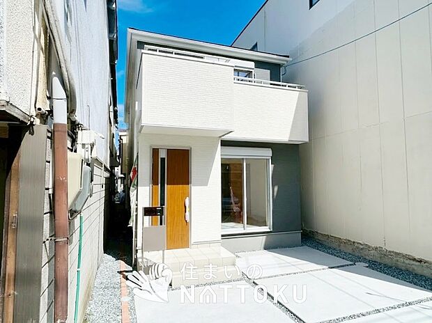 【現地写真(外観)】雨で汚れを落とし、耐久性・耐候性に優れた外壁を使用しています。