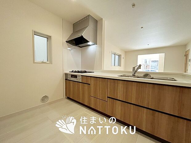 【現地写真(キッチン)】収納たっぷりのシステムキッチン、浄水器付水栓を標準装備しています。