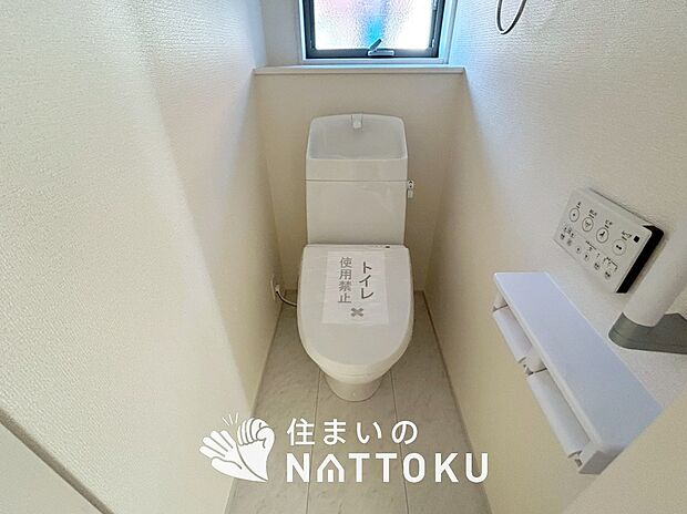 【トイレ】汚れてもサッとひと拭きでお手入れ簡単、エコ仕様の温水洗浄便座付きのトイレです。
バリアフリーにも配慮しています。