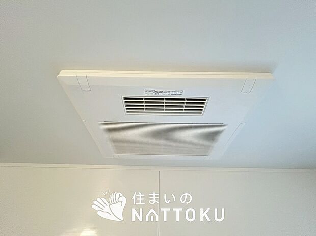 【電気式浴室暖房換気乾燥機】寒い冬場はあたたかく、暑い夏場は扇風機のような心地よさです。
雨の日は、浴室が衣類乾燥スペースになります。