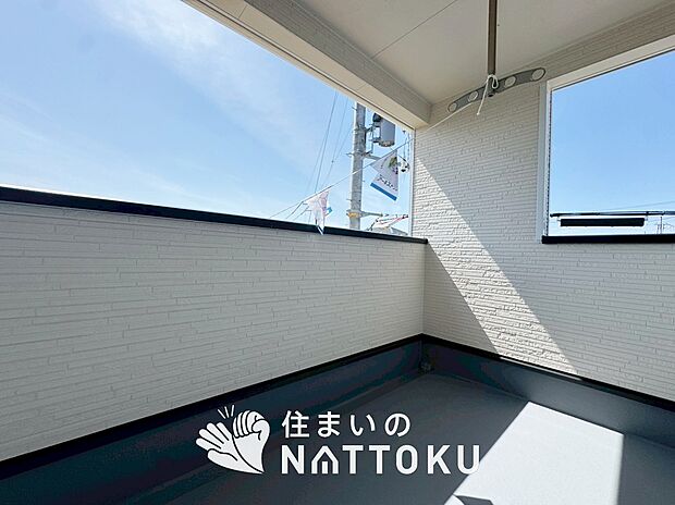 【バルコニー】奥行きが広く、洗濯物をゆったりと干せる十分な広さで、家族の洗濯も捗ります。