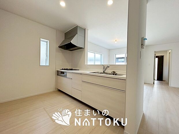 【現地写真(キッチン)】収納たっぷりのシステムキッチン、浄水器付水栓を標準装備しています。