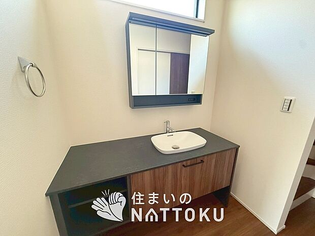 【洗面台・洗面所】鏡の両サイドは、必要なものを取出しやすく、大きな鏡面で朝の準備も快適。
使いやすいリフトアップ機能付きのシングルレバーシャワー水栓付です。
