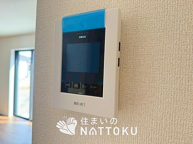 【TVモニター付インターホン】録画機能付きで、自動録画のほか、手動録画もできます。
受話、呼出音量の調整、明るさ調整が可能です。また、来訪者をズーム機能でズームアップして確認できます。