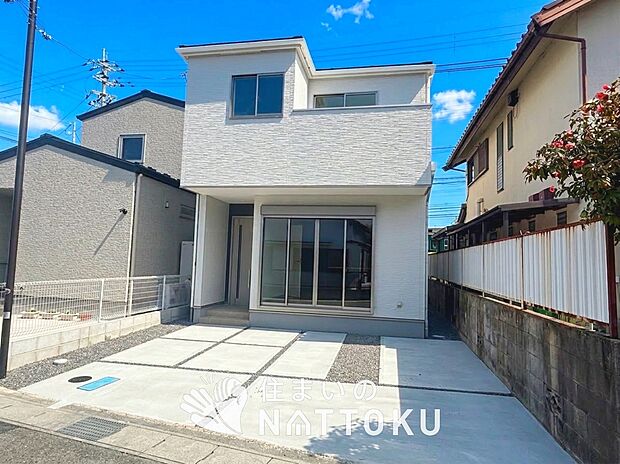 【現地写真（外観）】軽くて火災に強い屋根材を採用し、地震時の建物への負担や揺れを軽減しています。