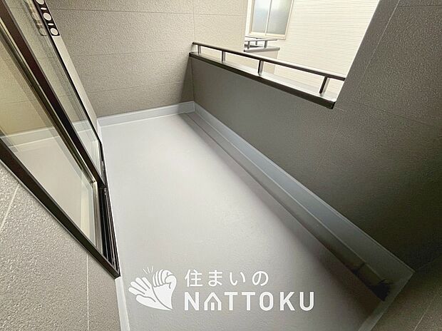 【バルコニー】奥行きが広く、洗濯物をゆったりと干せる十分な広さで、家族の洗濯も捗ります。