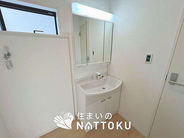 【洗面台・洗面所】鏡の両サイドは、必要なものを取出しやすく、大きな鏡面で朝の準備も快適。
使いやすいリフトアップ機能付きのシングルレバーシャワー水栓付です。