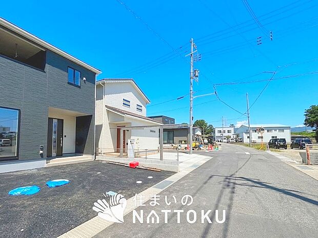 【現地写真(前道含む外観)】軽くて火災に強い屋根材を採用し、地震時の建物への負担や揺れを軽減しています。