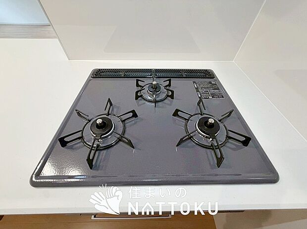 【ビルトインコンロ】フラットな構造で清掃性が高く、過熱防止センサー付３口タイプで日頃の家事も快適です。