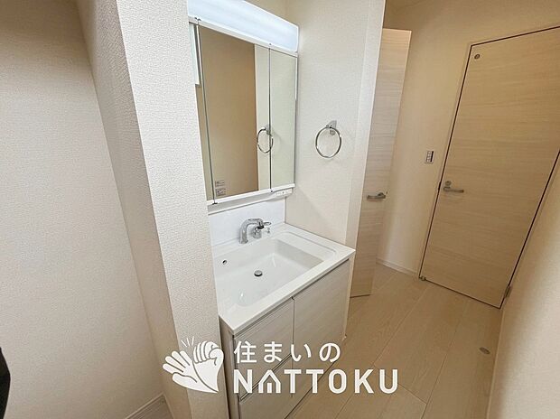 【洗面台・洗面所】鏡の両サイドは、必要なものを取出しやすく、大きな鏡面で朝の準備も快適。
使いやすいリフトアップ機能付きのシングルレバーシャワー水栓付です。
