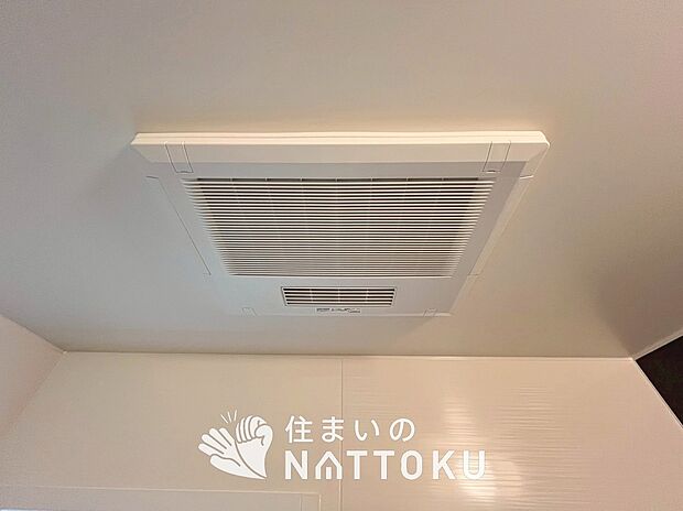 【浴室暖房換気乾燥機】寒い冬場はあたたかく、暑い夏場は扇風機のような心地よさです。
雨の日は、浴室が衣類乾燥スペースになります。
