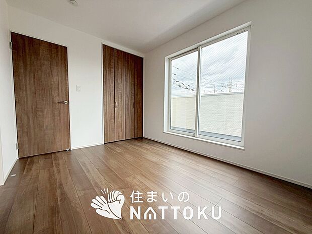 【現地写真（寝室）】木目の美しさを際立たせるシンプルデザインの建具を使用しています。