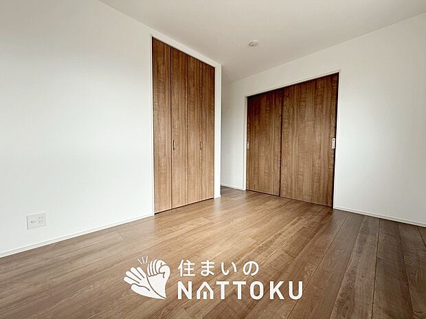 【現地写真（洋室）】木目の美しさを際立たせるシンプルデザインの建具を使用しています。
